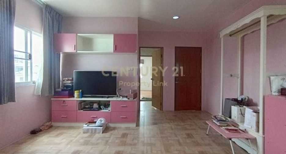 For sale 4 bedrooms townhouse in Huai Khwang, Bangkok