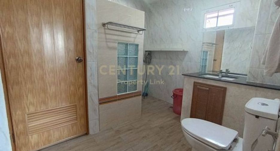 For sale 4 bedrooms townhouse in Huai Khwang, Bangkok