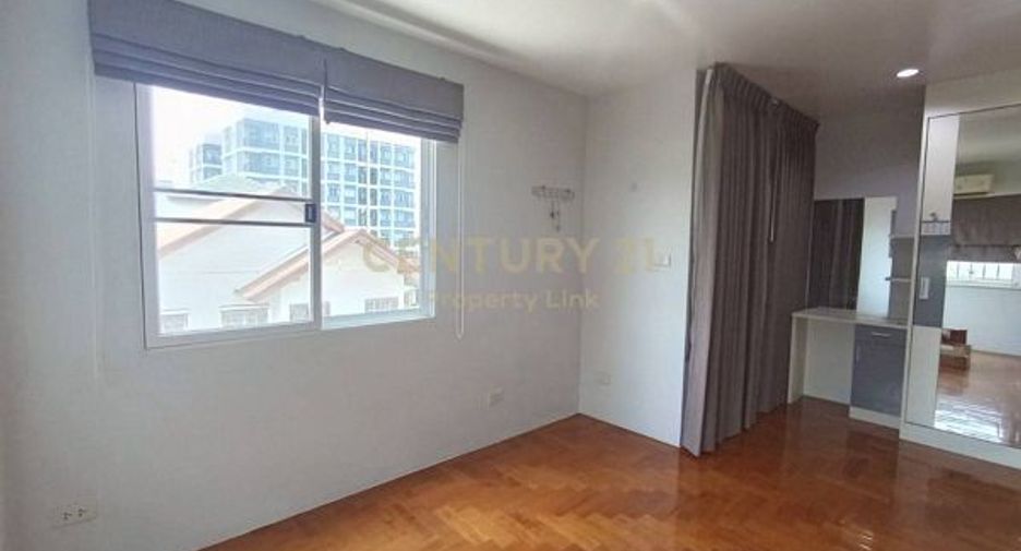 For sale 4 bedrooms townhouse in Huai Khwang, Bangkok