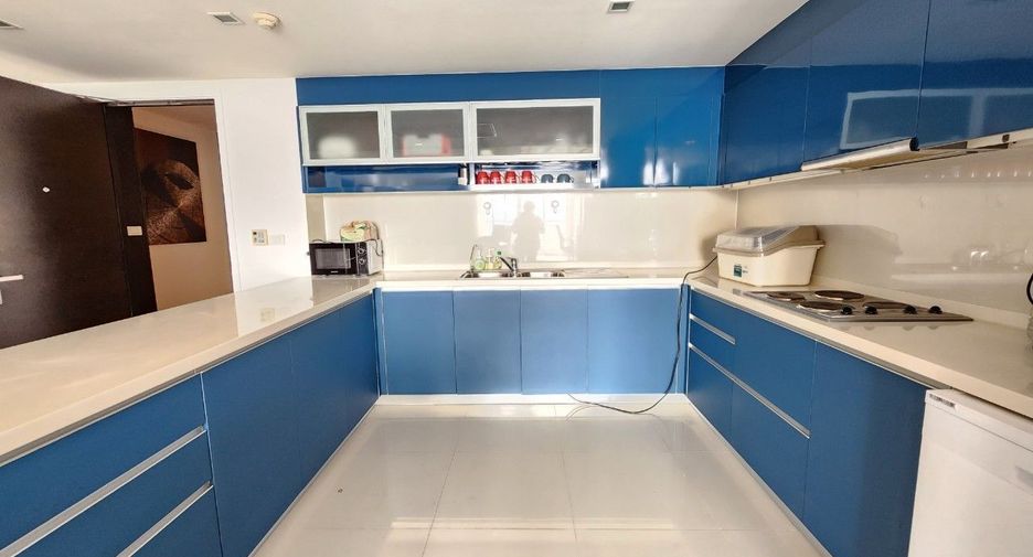 For rent 3 bedrooms condo in Sathon, Bangkok