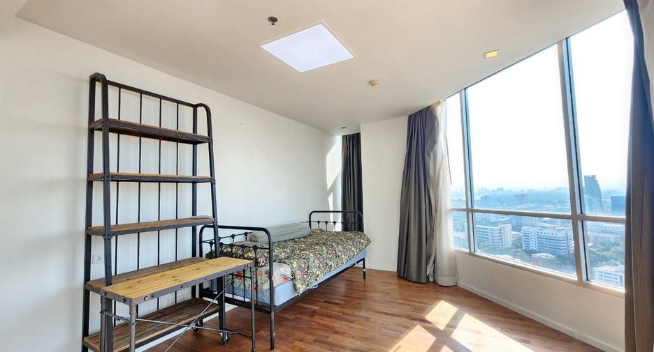 For rent 3 bedrooms condo in Sathon, Bangkok