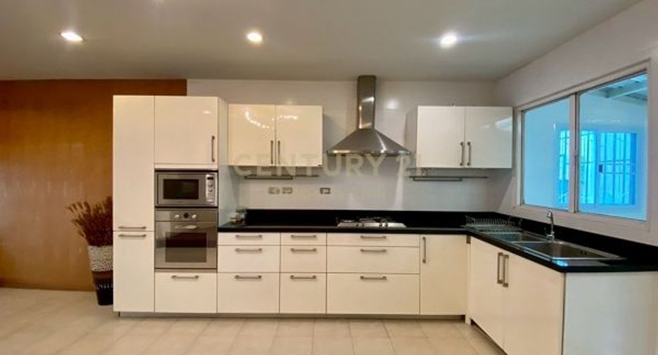 For rent 4 bedrooms townhouse in Watthana, Bangkok