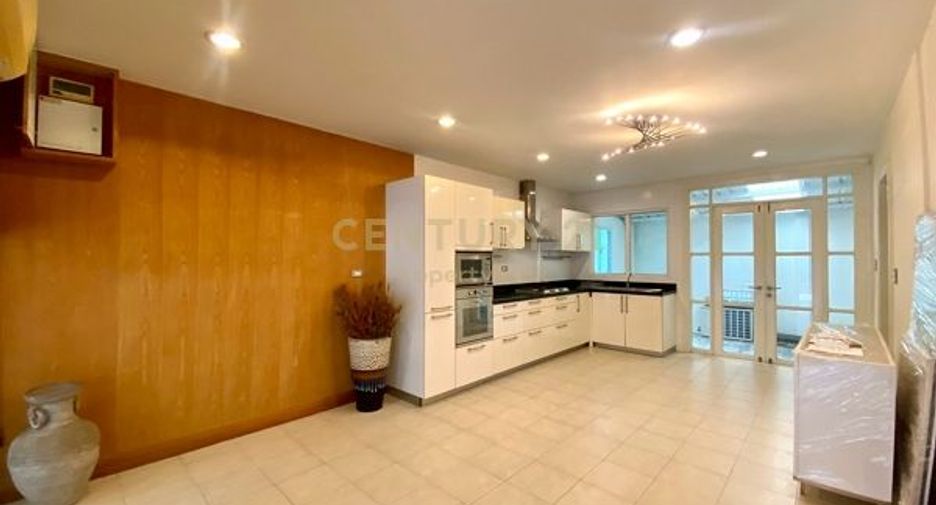 For rent 4 bedrooms townhouse in Watthana, Bangkok