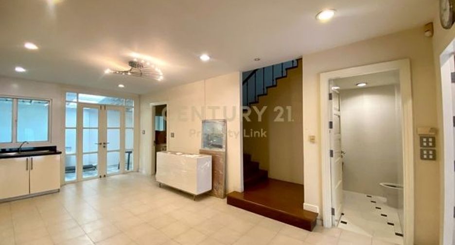 For rent 4 bedrooms townhouse in Watthana, Bangkok