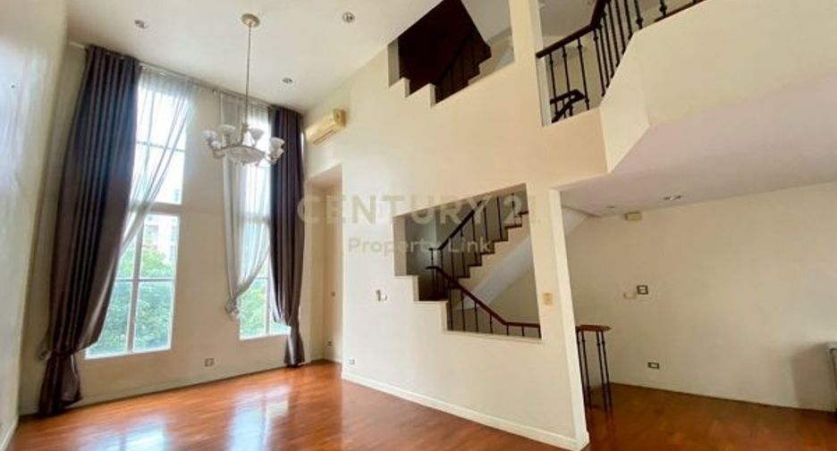 For rent 4 bedrooms townhouse in Watthana, Bangkok