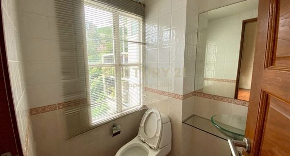 For rent 4 bedrooms townhouse in Watthana, Bangkok