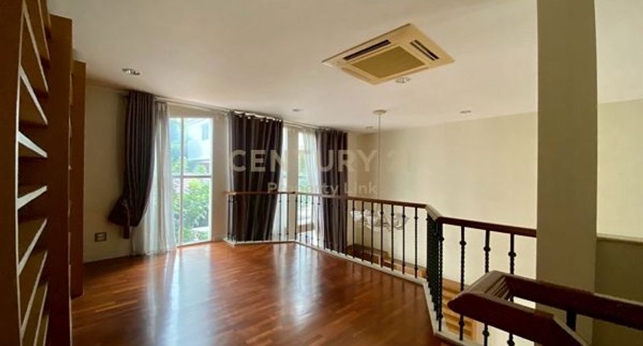 For rent 4 bedrooms townhouse in Watthana, Bangkok