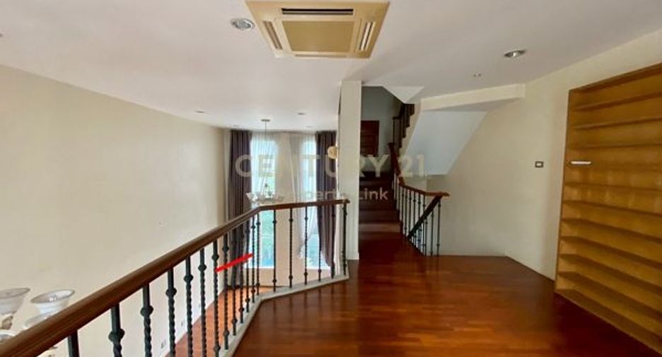For rent 4 bedrooms townhouse in Watthana, Bangkok