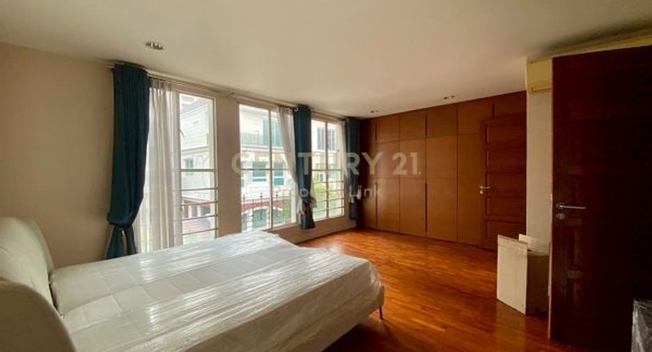 For rent 4 bedrooms townhouse in Watthana, Bangkok