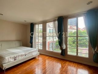 Casa adosada en alquiler de 4 habitaciones en Watthana, Bangkok