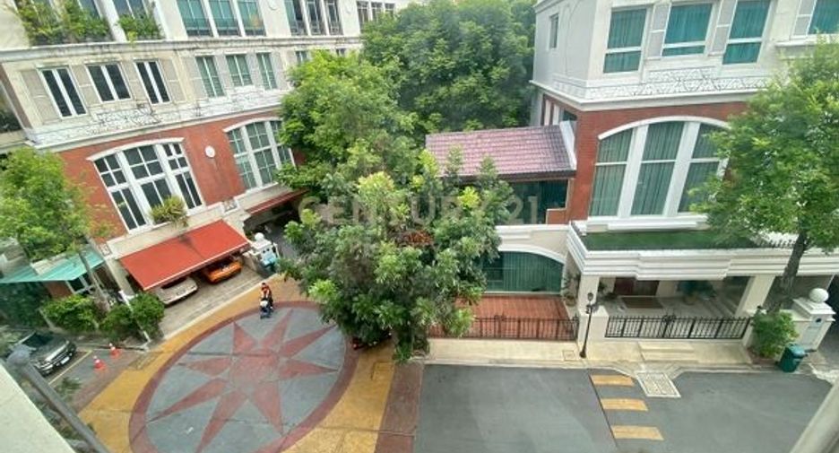 For rent 4 bedrooms townhouse in Watthana, Bangkok