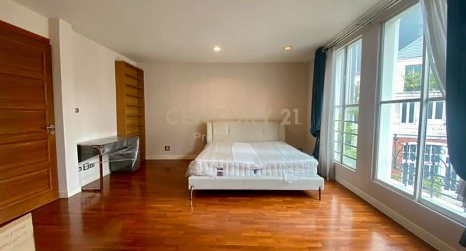 For rent 4 bedrooms townhouse in Watthana, Bangkok