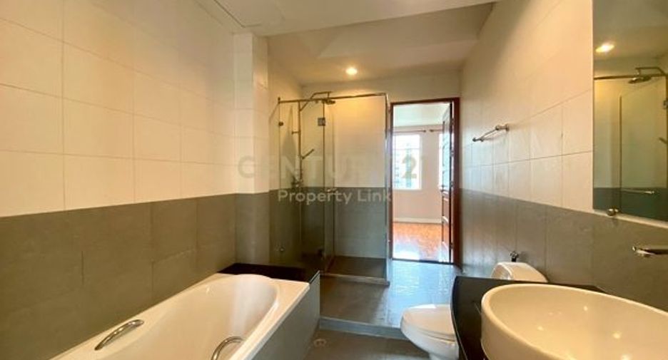 For rent 4 bedrooms townhouse in Watthana, Bangkok