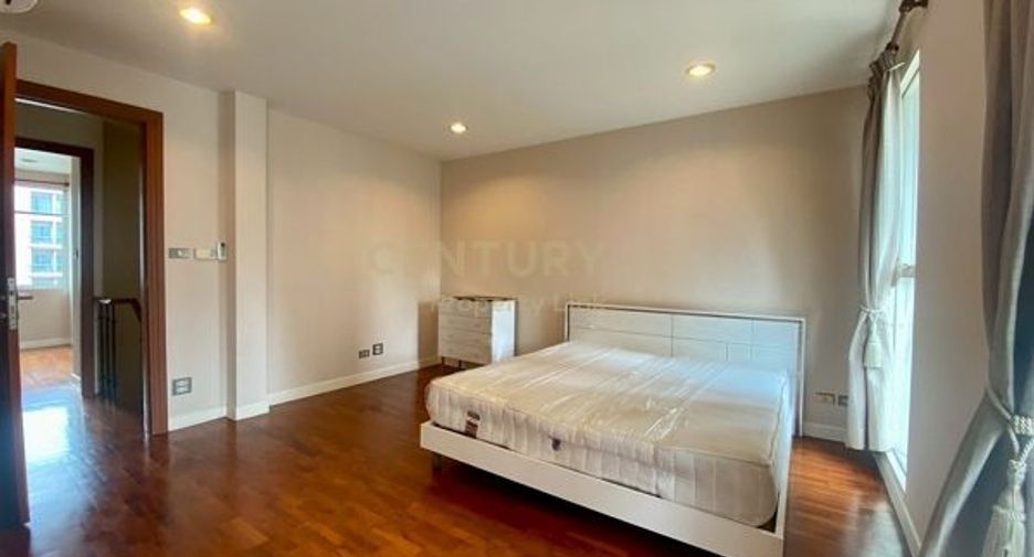 For rent 4 bedrooms townhouse in Watthana, Bangkok