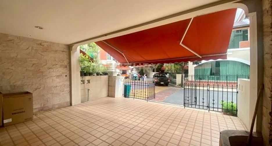 For rent 4 bedrooms townhouse in Watthana, Bangkok