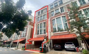 Casa adosada en alquiler de 4 habitaciones en Watthana, Bangkok