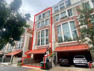 Casa adosada en alquiler de 4 habitaciones en Watthana, Bangkok
