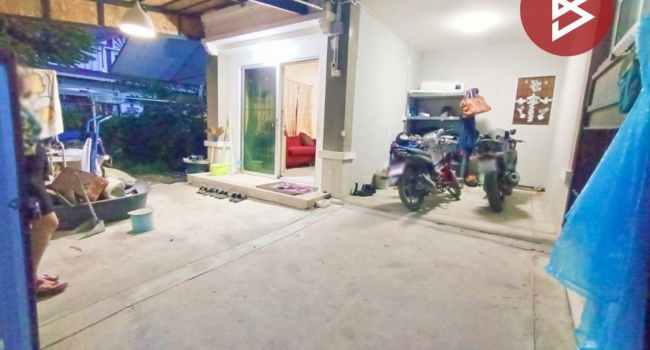 Casa adosada en venta de estudio en Bang Phli, Samut Prakan