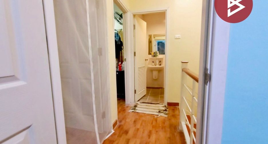 Casa adosada en venta de estudio en Bang Phli, Samut Prakan