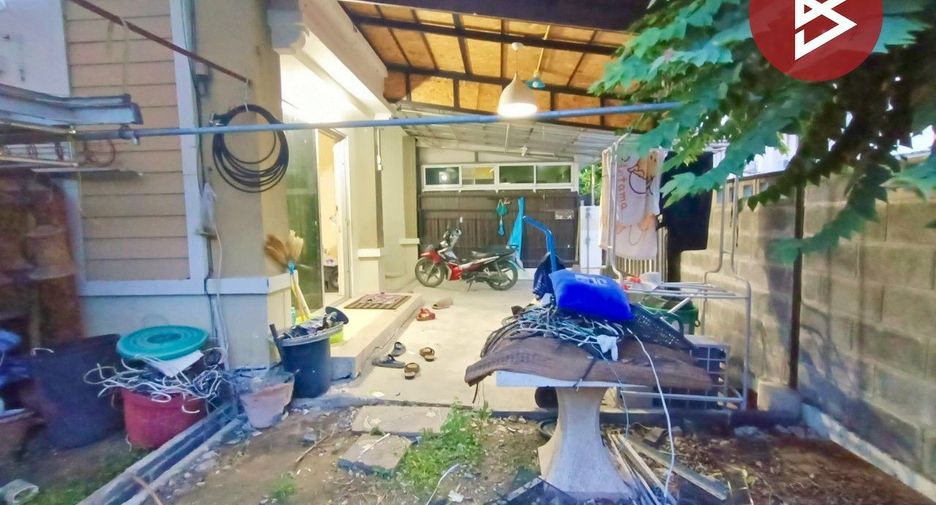 Casa adosada en venta de estudio en Bang Phli, Samut Prakan
