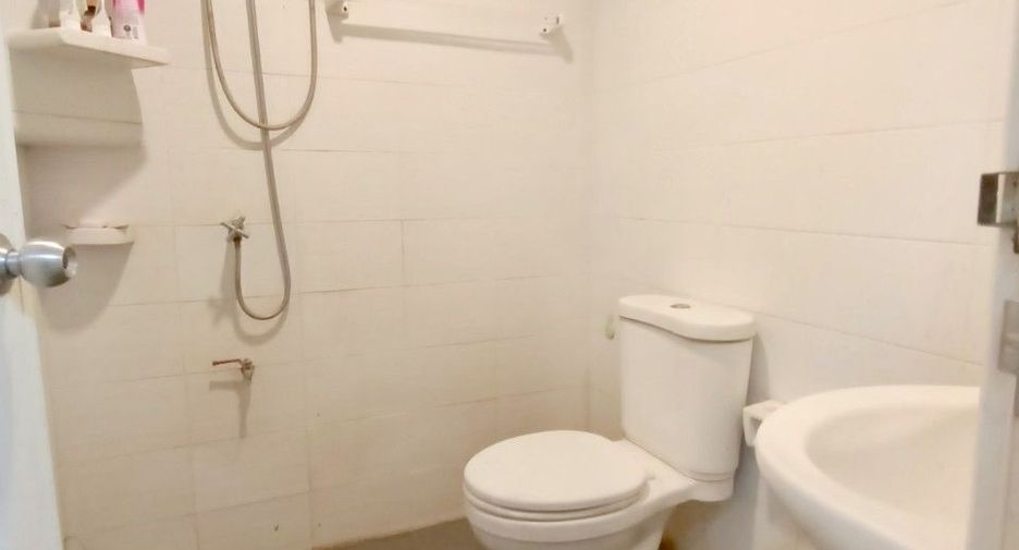 Casa adosada en venta de estudio en Bang Phli, Samut Prakan