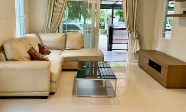Casa en alquiler de 3 habitaciones en Bang Kapi, Bangkok