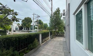 Casa adosada en alquiler y en venta de 3 habitaciones en Bang Yai, Nonthaburi