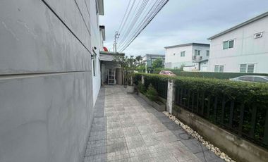 Casa adosada en alquiler y en venta de 3 habitaciones en Bang Yai, Nonthaburi