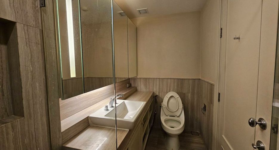 For rent 2 bedrooms condo in Pathum Wan, Bangkok
