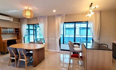 Casa en venta de 5 habitaciones en Phra Samut Chedi, Samut Prakan
