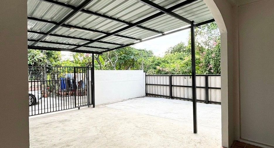 For sale 2 bedrooms townhouse in Mueang Samut Prakan, Samut Prakan