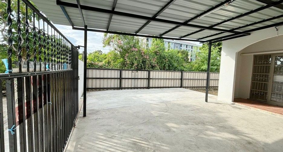 For sale 2 bedrooms townhouse in Mueang Samut Prakan, Samut Prakan