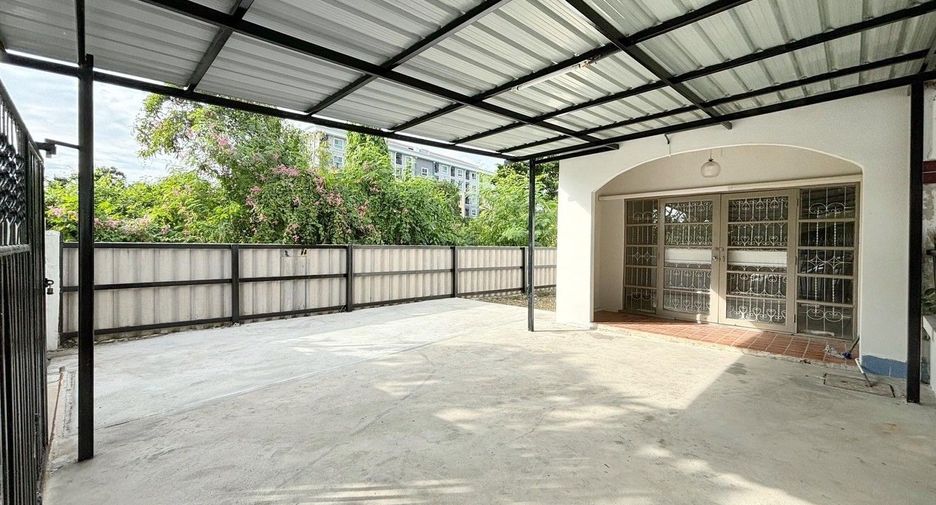 For sale 2 bedrooms townhouse in Mueang Samut Prakan, Samut Prakan