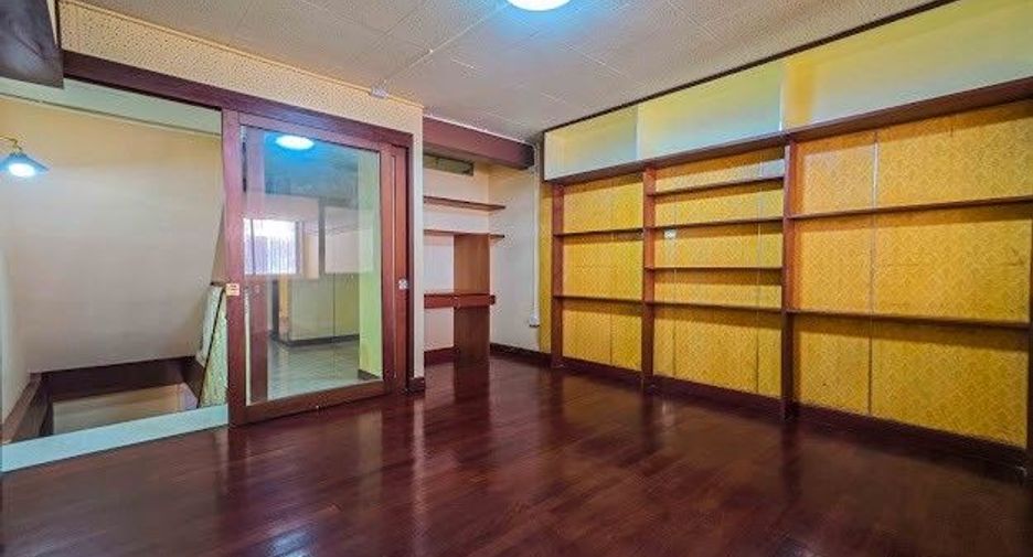 For sale retail Space in Bang Phlat, Bangkok