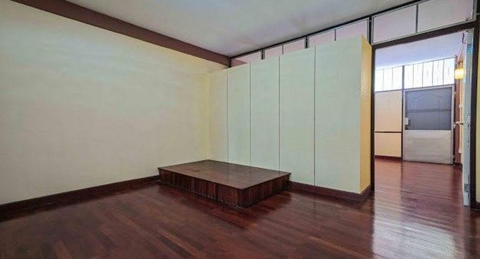 For sale retail Space in Bang Phlat, Bangkok