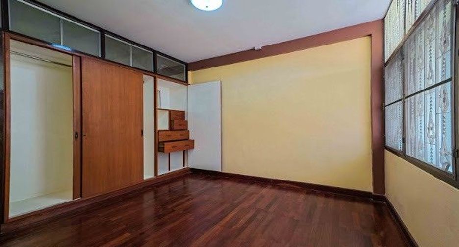 For sale retail Space in Bang Phlat, Bangkok