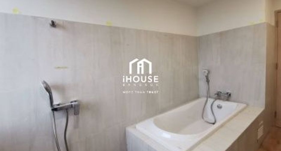 For sale 4 bedrooms condo in Khlong Toei, Bangkok
