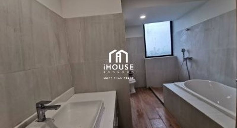 For sale 4 bedrooms condo in Khlong Toei, Bangkok