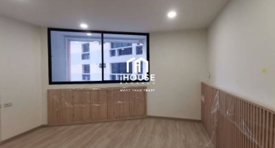 For sale 4 bedrooms condo in Khlong Toei, Bangkok