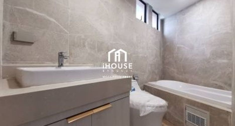 For sale 4 bedrooms condo in Khlong Toei, Bangkok