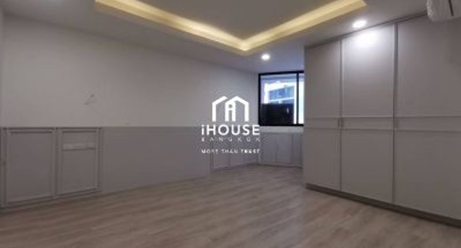 For sale 4 bedrooms condo in Khlong Toei, Bangkok