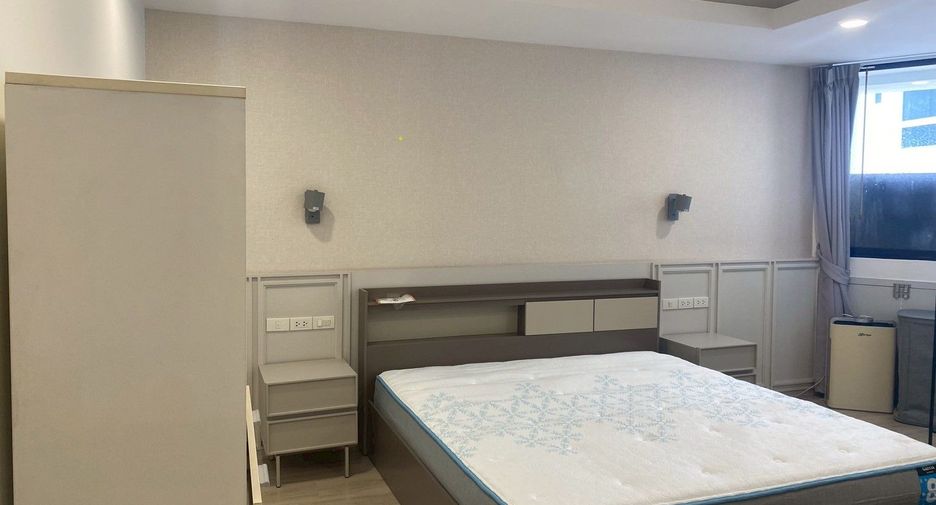 For sale 4 bedrooms condo in Khlong Toei, Bangkok