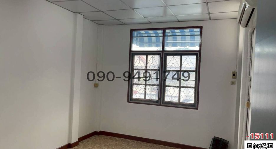 For sale 3 bedrooms townhouse in Huai Khwang, Bangkok