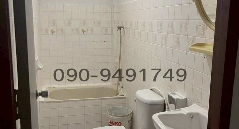 For sale 3 bedrooms townhouse in Huai Khwang, Bangkok