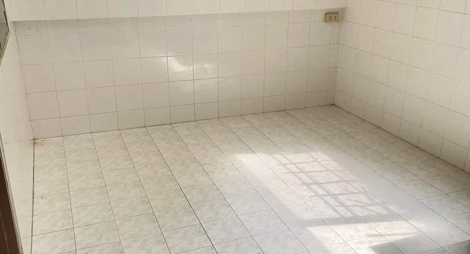 For rent 2 bedrooms townhouse in Si Racha, Chonburi