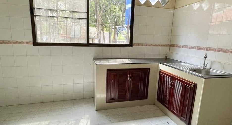For rent 2 bedrooms townhouse in Si Racha, Chonburi