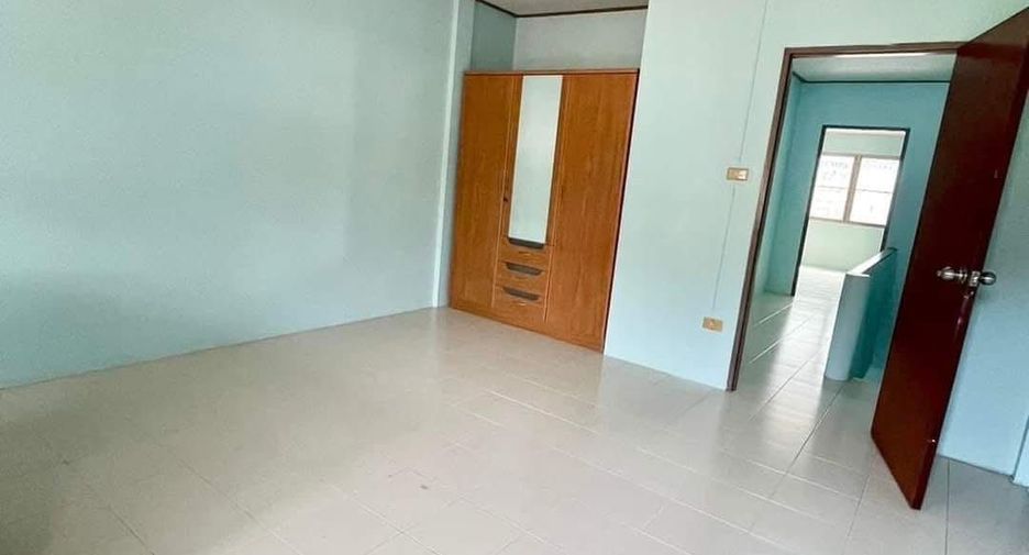 For rent 2 bedrooms townhouse in Si Racha, Chonburi