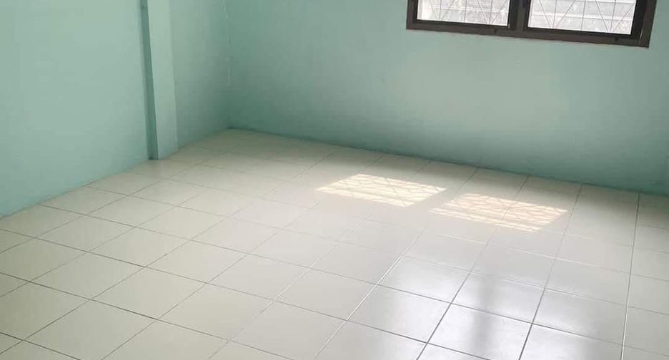 For rent 2 bedrooms townhouse in Si Racha, Chonburi