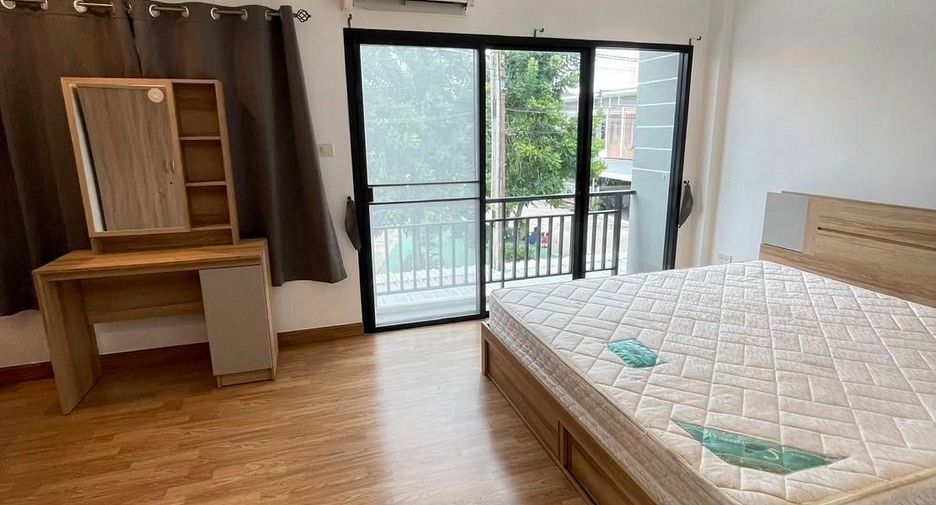 For rent 3 bedrooms townhouse in Si Racha, Chonburi
