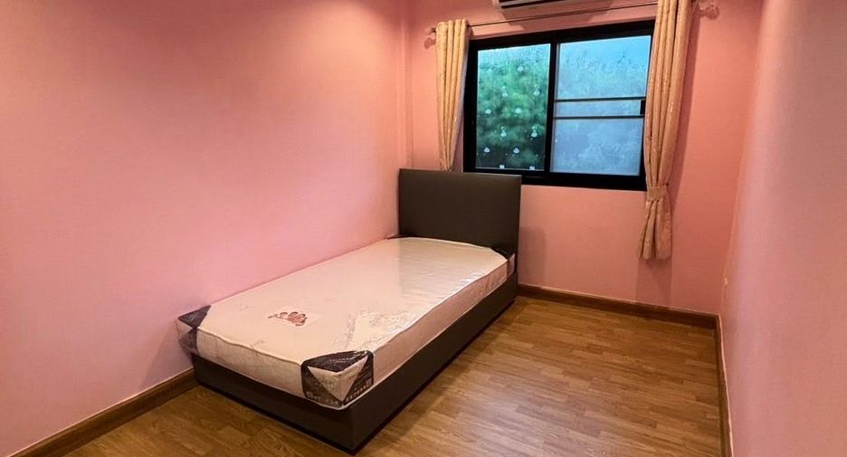 For rent 3 bedrooms townhouse in Si Racha, Chonburi